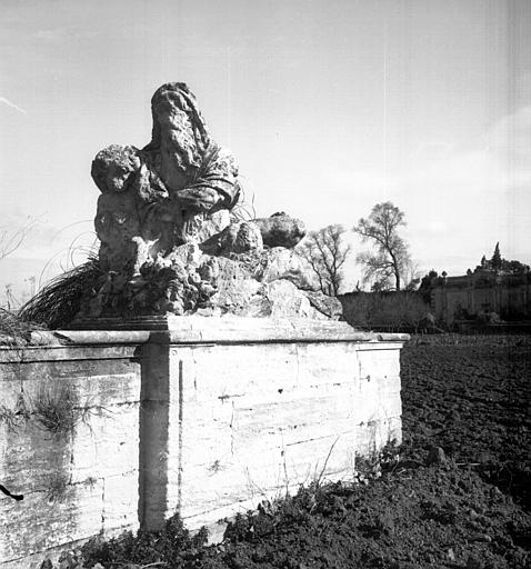 Angle sud de la terrasse supérieure : Groupe de marbre