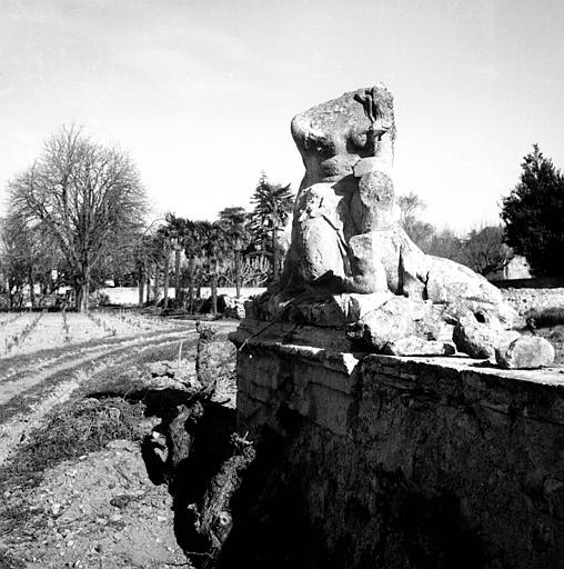 Parc, au retour occidental de la terrasse supérieure : Groupe de marbre