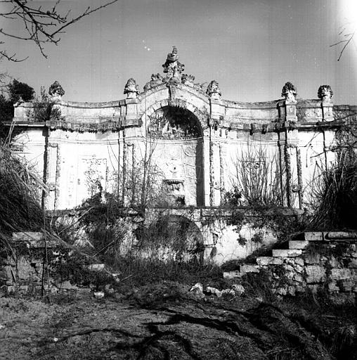 Fontaine à cent cinquante mètres à l'est du château