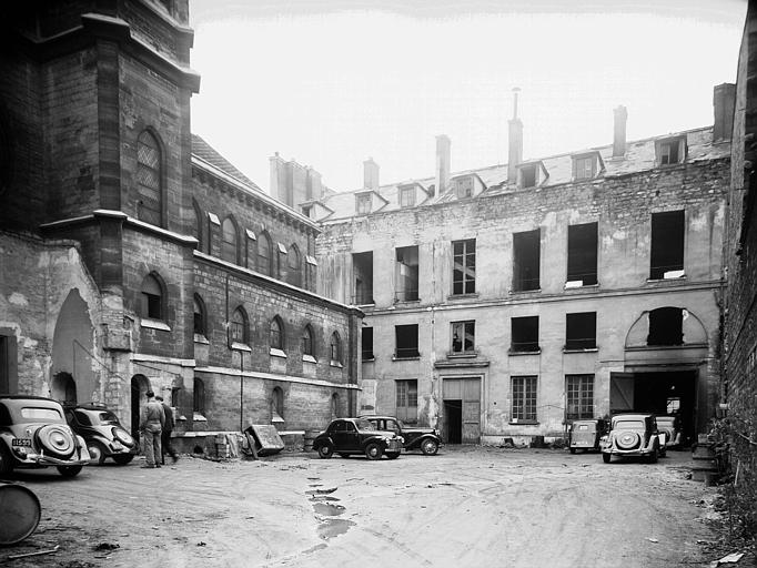 Bâtiment sur cour