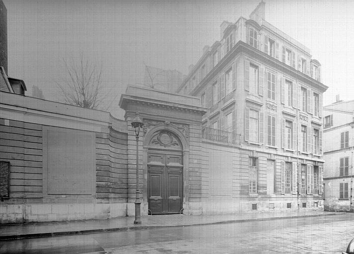 Façade sur rue et portail d'entrée