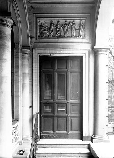 Porte sous une galerie d'arcades, surmontée d'un bas-relief sculpté (scène à l'antique)