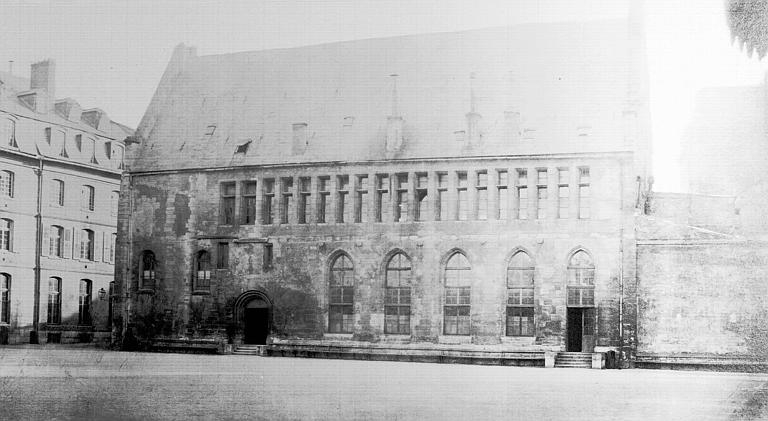 Bibliothèque de l'ancien collège de Navarre : Façade sur cour