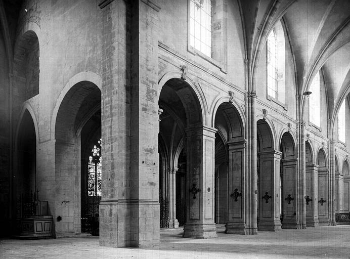 Vue intérieure à la croisée du transept, vers le nord-est