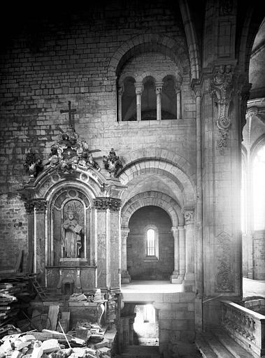 Vue intérieure du transept nord : Ouvertures sur le collatéral nord du choeur