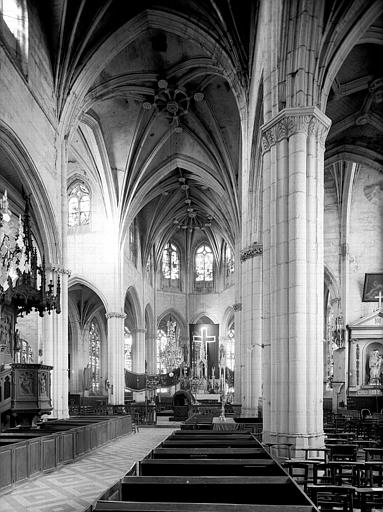 Vue intérieure de la nef vers le choeur