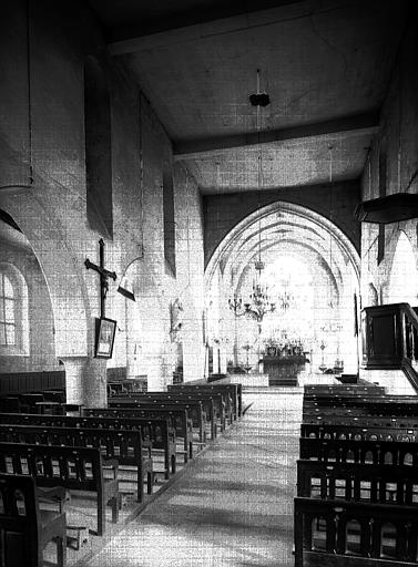 Vue intérieure de la nef vers le choeur