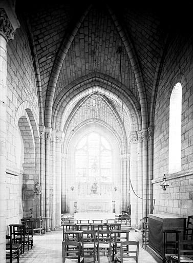 Vue intérieure de la nef vers le choeur