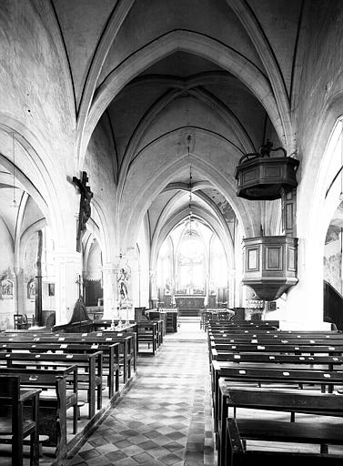 Vue intérieure de la nef vers le choeur