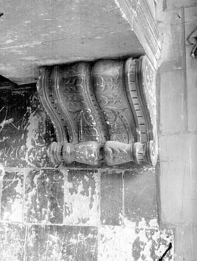 Console dans l'escalier