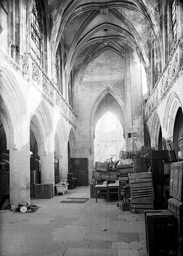 Vue intérieure de la nef vers le choeur