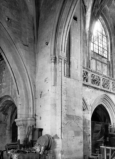 Vue intérieure du croisillon sud : pilier du transept