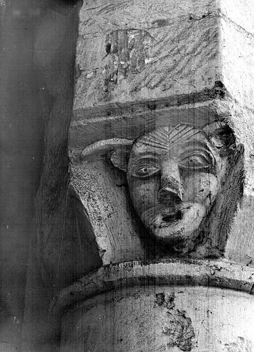 Chapiteau du transept : Masque sculpté