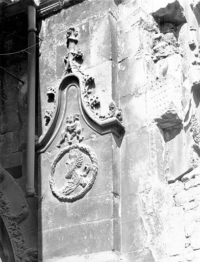 Médaillon sculpté sur le contrefort du mur latéral nord