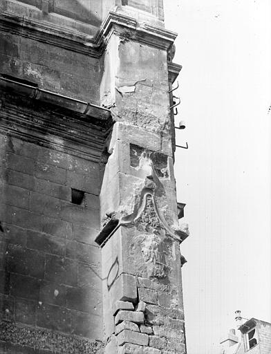 Tête sculptée sur le contrefort nord de l'abside