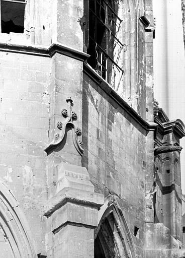 Contreforts de l'abside : décor sculpté