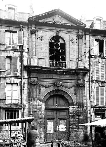 Le porche, place du Marché