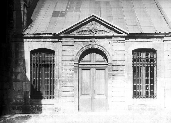 Bâtiment des archives de la préfecture, encastré dans le transept