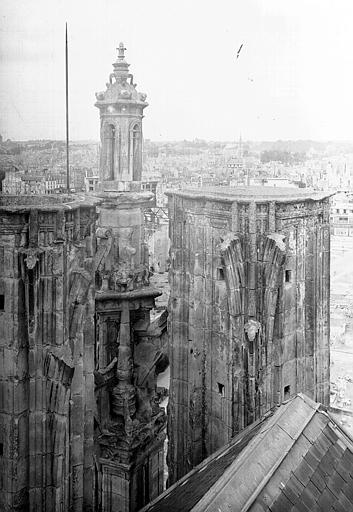 Tour centrale : détail de lanternes, départ de nervures