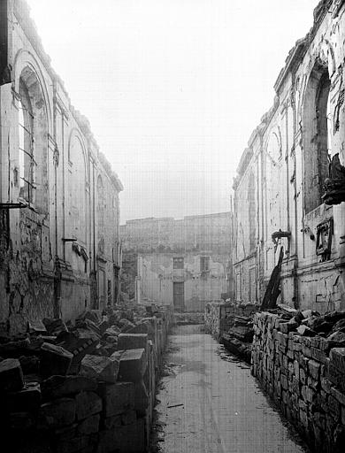 Vue intérieure de la nef vers le choeur