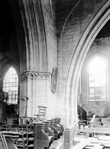 Pilier du transept vers la grande arcade