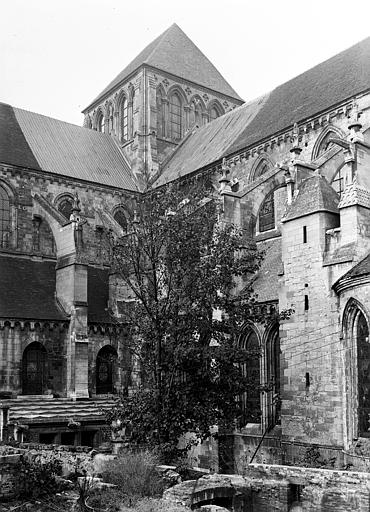 Angle du transept et du choeur, tour centrale