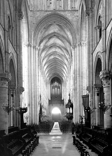 Vue intérieure de la nef vers l'entrée