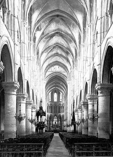 Vue intérieure de la nef vers le choeur