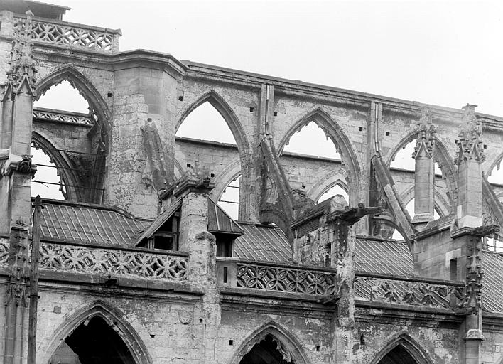 Façade sud : fenêtres hautes et arcs-boutants