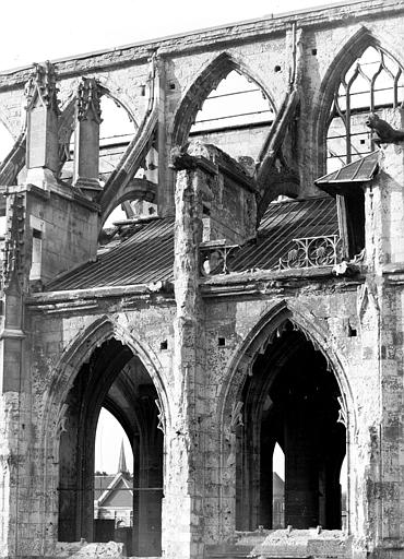 Façade sud : détail des fenêtres basses, arcs-boutants et balustrade