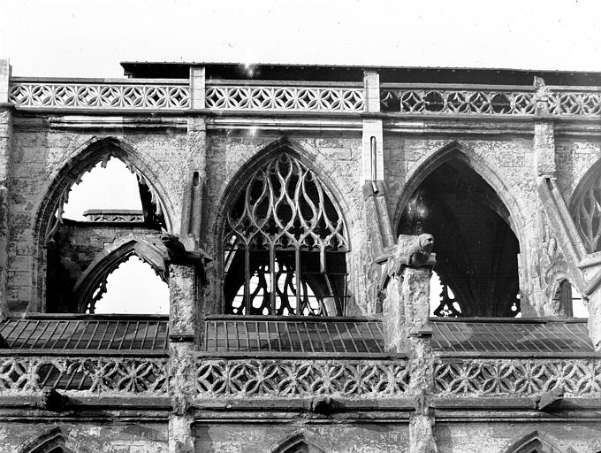 Façade nord : Travées hautes et balustrade