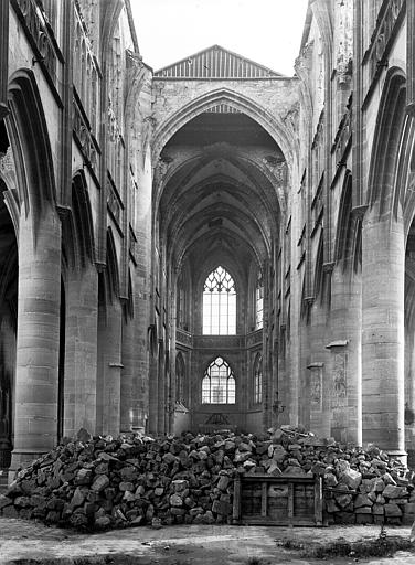 Vue intérieure de la nef vers le choeur