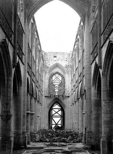 Vue intérieure de la nef vers l'entrée