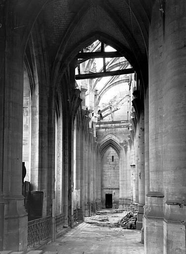 Vue intérieure du collatéral sud vers l'entrée