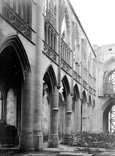 Vue intérieure de la nef : restes de peintures murales sur les colonnes des grandes arcades côté sud, se trouvant autrefois devant les sépultures