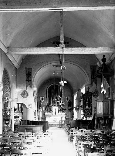 Vue intérieure de la nef vers le choeur