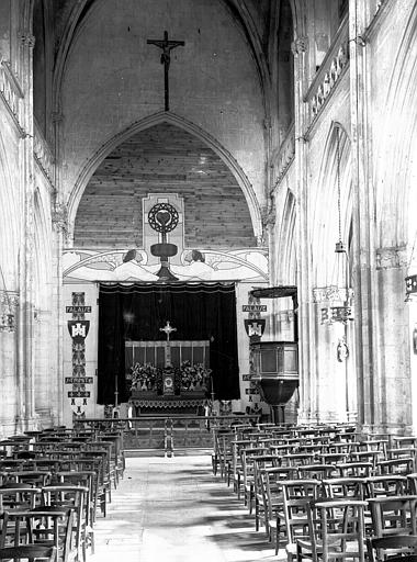 Vue intérieure de la nef vers le choeur