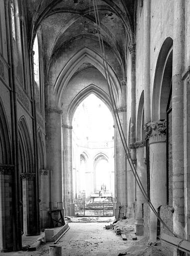 Vue intérieure de la nef vers le choeur