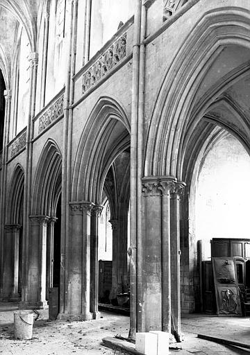 Vue intérieure de la nef : Grandes arcades