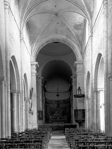 Vue intérieure de la nef vers le choeur