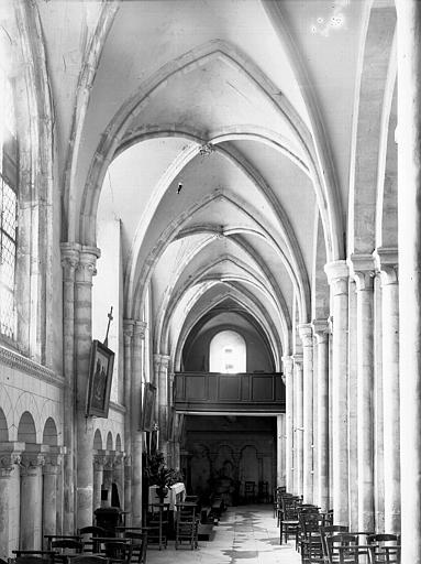 Vue intérieure du collatéral sud vers l'entrée