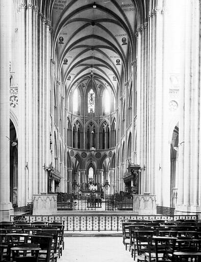 Vue intérieure de la nef vers le choeur