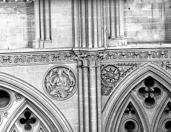 Etage du triforium : Médaillon sculpté avec un homme tenté par deux démons