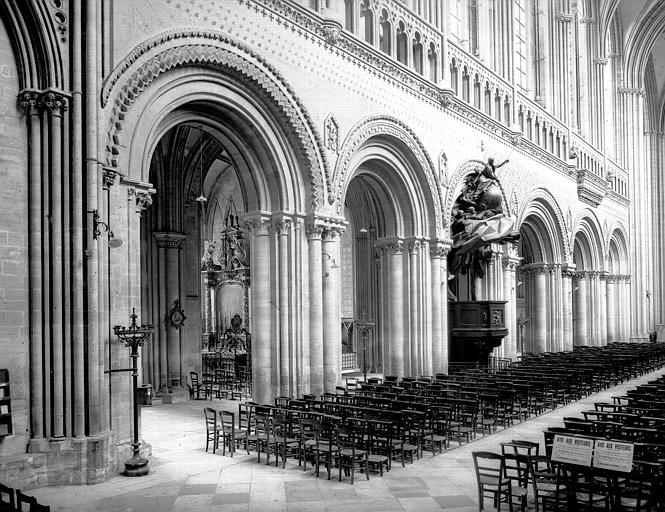 Vue intérieure de la nef : Grandes arcades côté nord