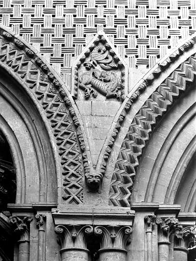 Bas-relief sculpté de la nef : dragon surmonté d'un griffon