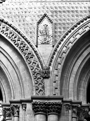 Bas-relief sculpté de la nef : vierge à l'Enfant