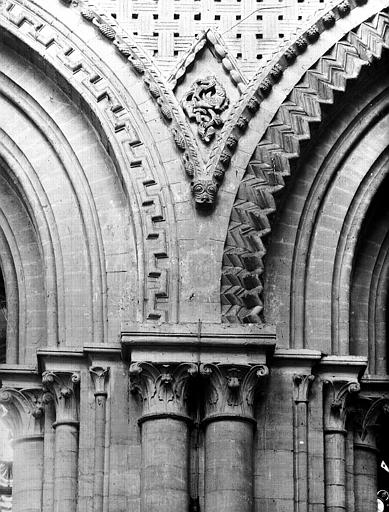 Bas-relief sculpté de la nef : Animaux fantastiques