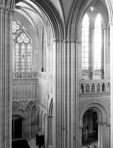 Vue intérieure : Angle du transept sud et de la nef