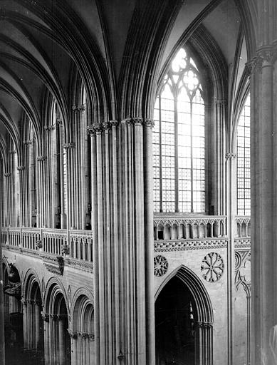 Vue intérieure : partie haute de l'angle du transept sud et de la nef