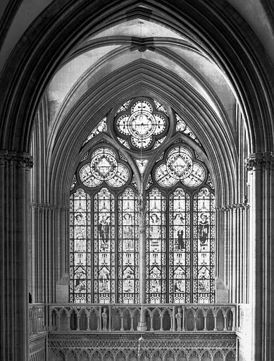 Vue intérieure du transept sud : détail de la fenêtre haute